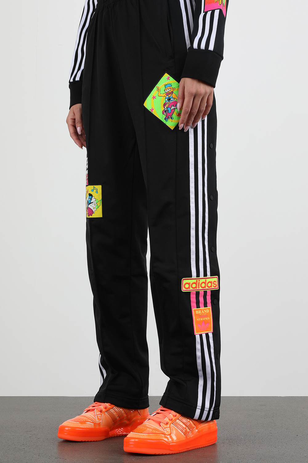 תמונת כל הלוק של אדידס X ג'רמי סקוט נעלי פורום ברכיסה גבוהה בגוון כתום